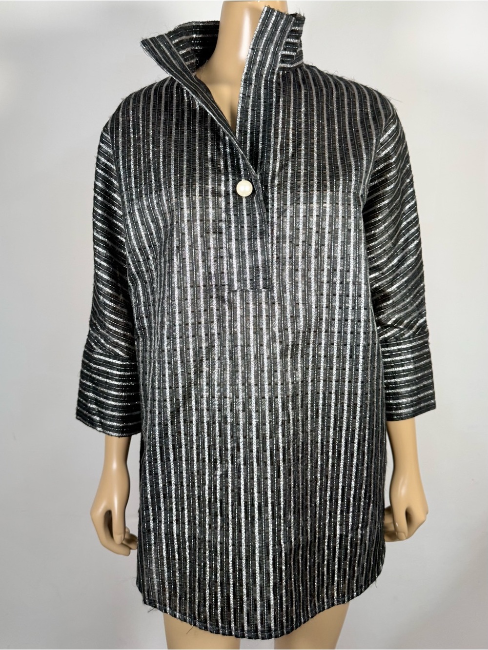 Duffield Lane Women’s Size Small Joanna Popover in Black Clipped Metallic Stripe